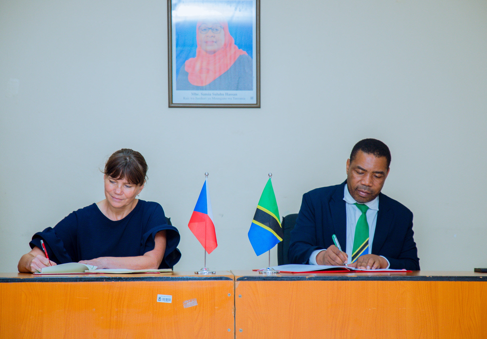 Waziri wa Fedha, Mhe. Dkt. Mwigulu Nchemba (Mb) na Balozi wa Jamhuri ya Czech nchini Tanzania, Mhe. Nicol Adamcová, wakitia saini Mkataba wa Kuondoa Utozaji Kodi ya Mapato Mara Mbili.